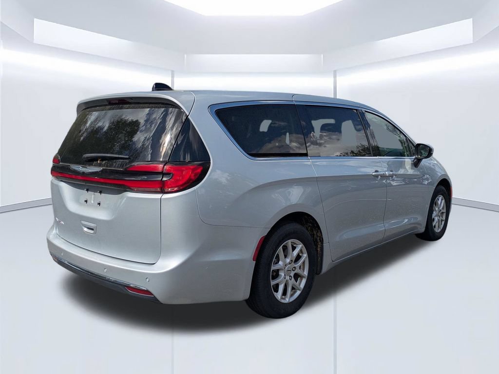 Used 2023 Chrysler Pacifica Touring-L FWD image 2