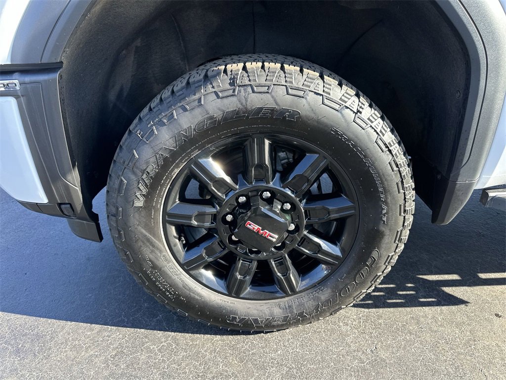 Used 2024 GMC Sierra 2500 AT4 image 10
