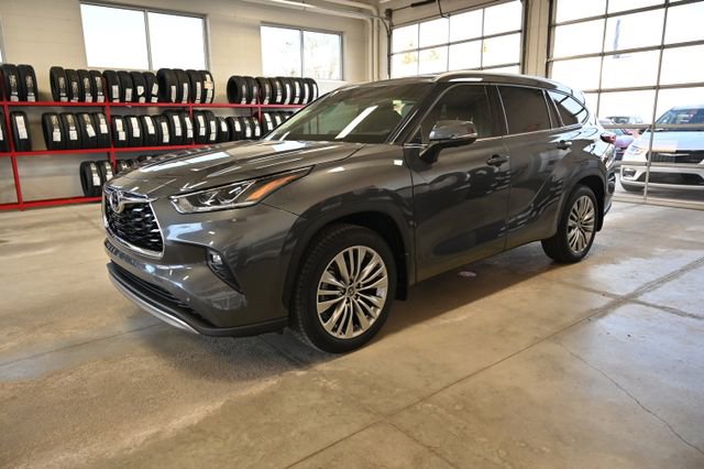 Used 2025 Toyota Highlander Platinum AWD/4WD image 8