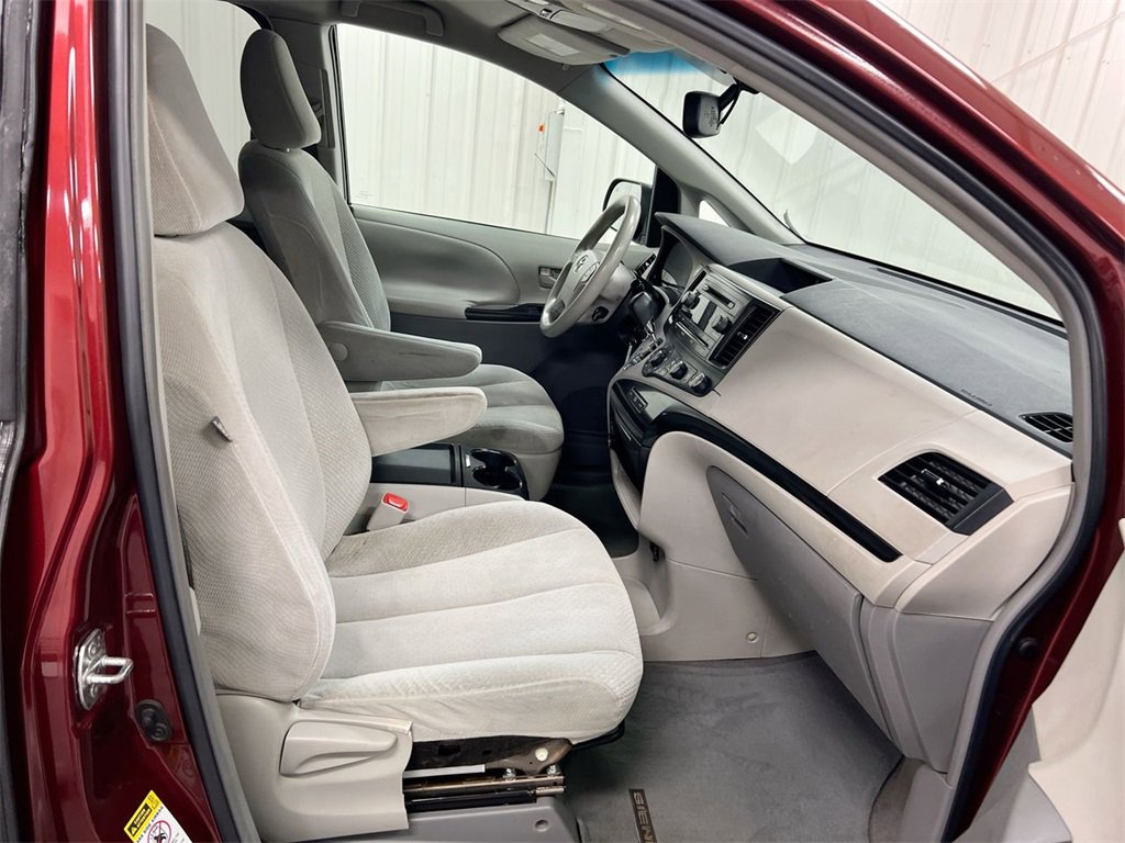 Used 2011 Toyota Sienna LE image 21