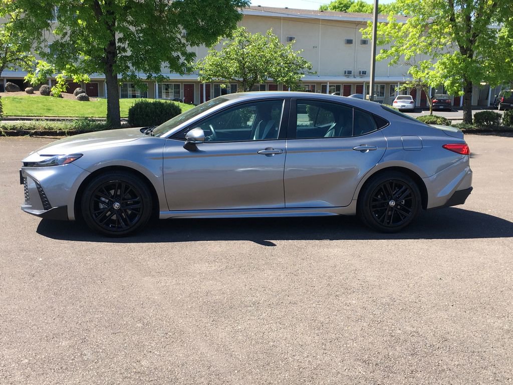 Used 2025 Toyota Camry SE AWD/4WD image 3