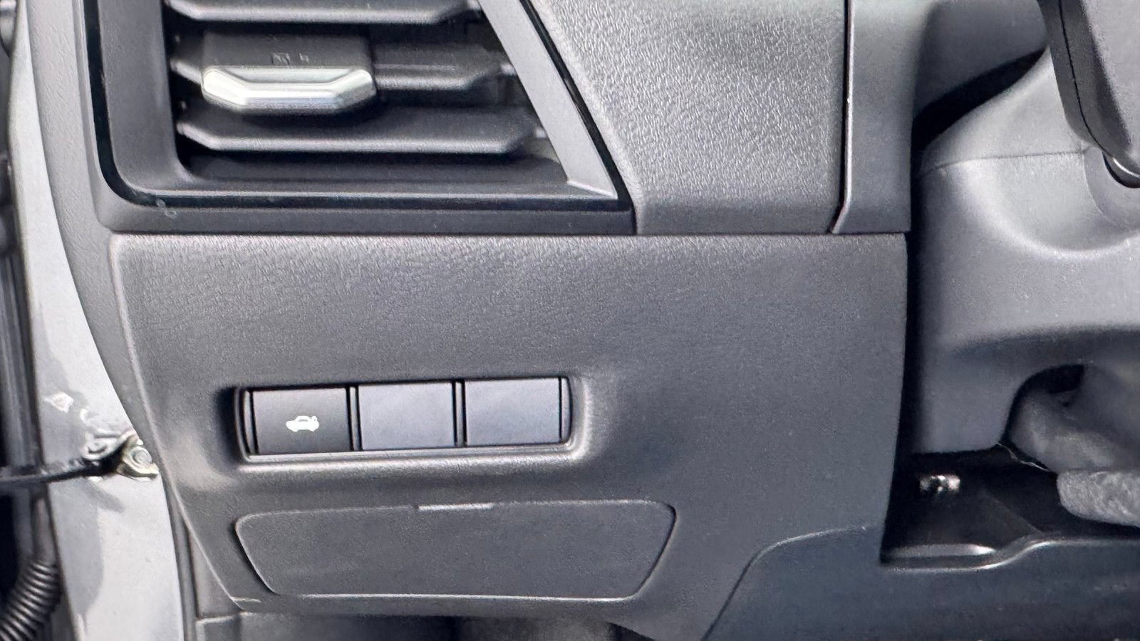 New 2026 Nissan Sentra SR w/ Floor Mat Package FWD image 30