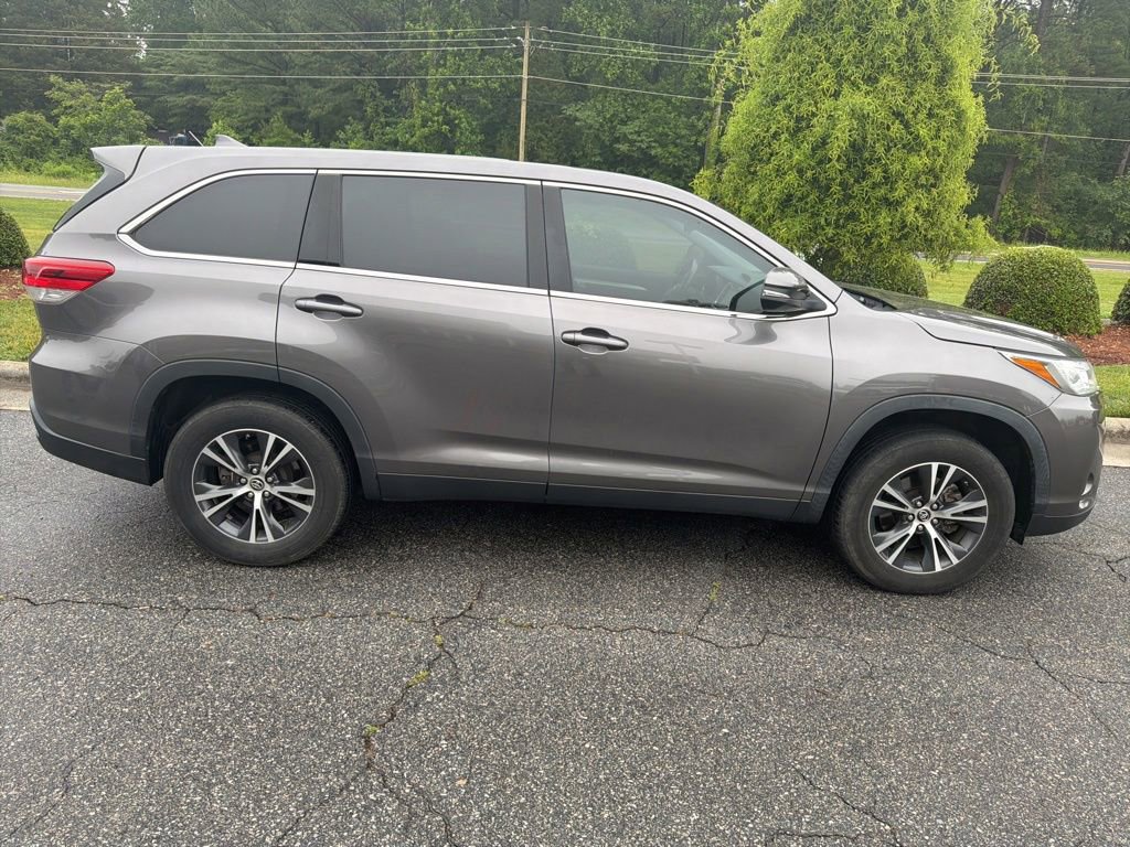 Used 2019 Toyota Highlander Plus FWD image 1