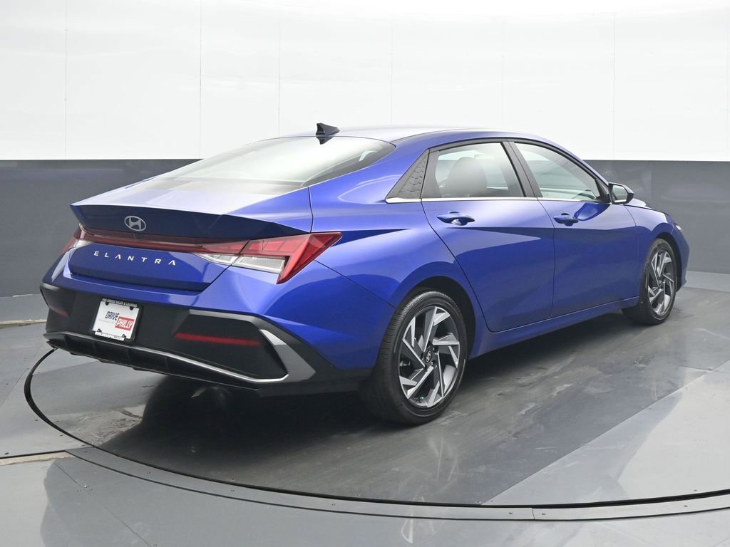 Used 2025 Hyundai Elantra SEL FWD image 6
