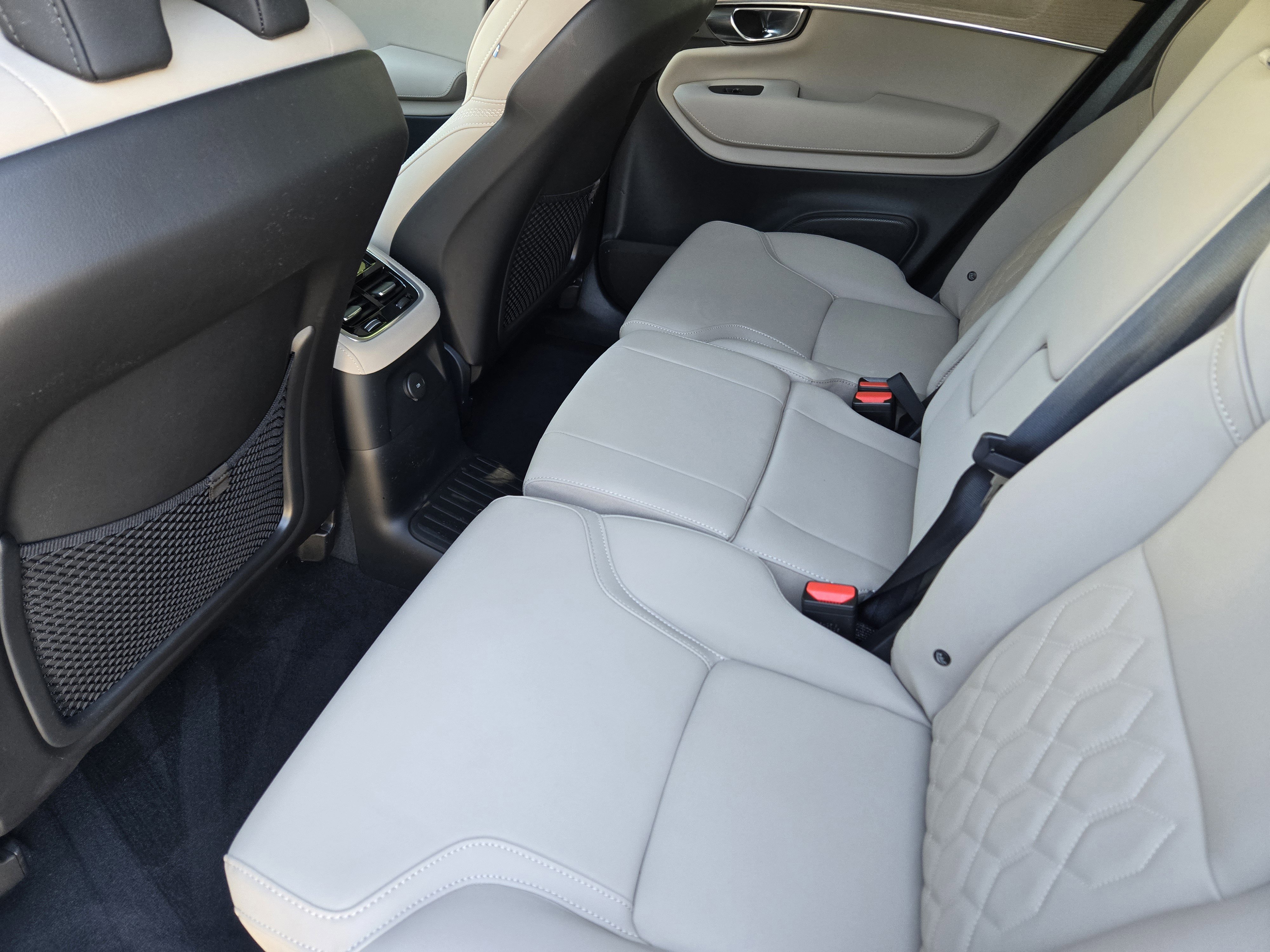 Certified 2025 Volvo XC90 T8 Plus w/ Protection Package Premier image 32