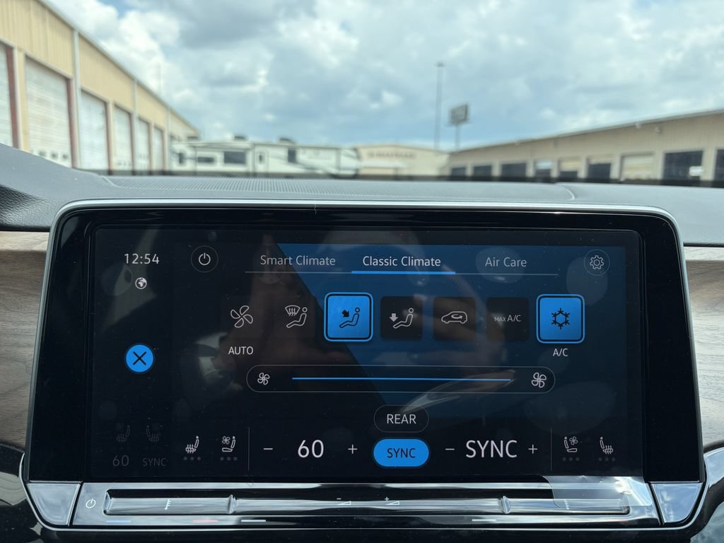 Used 2025 Volkswagen Atlas SE FWD image 19