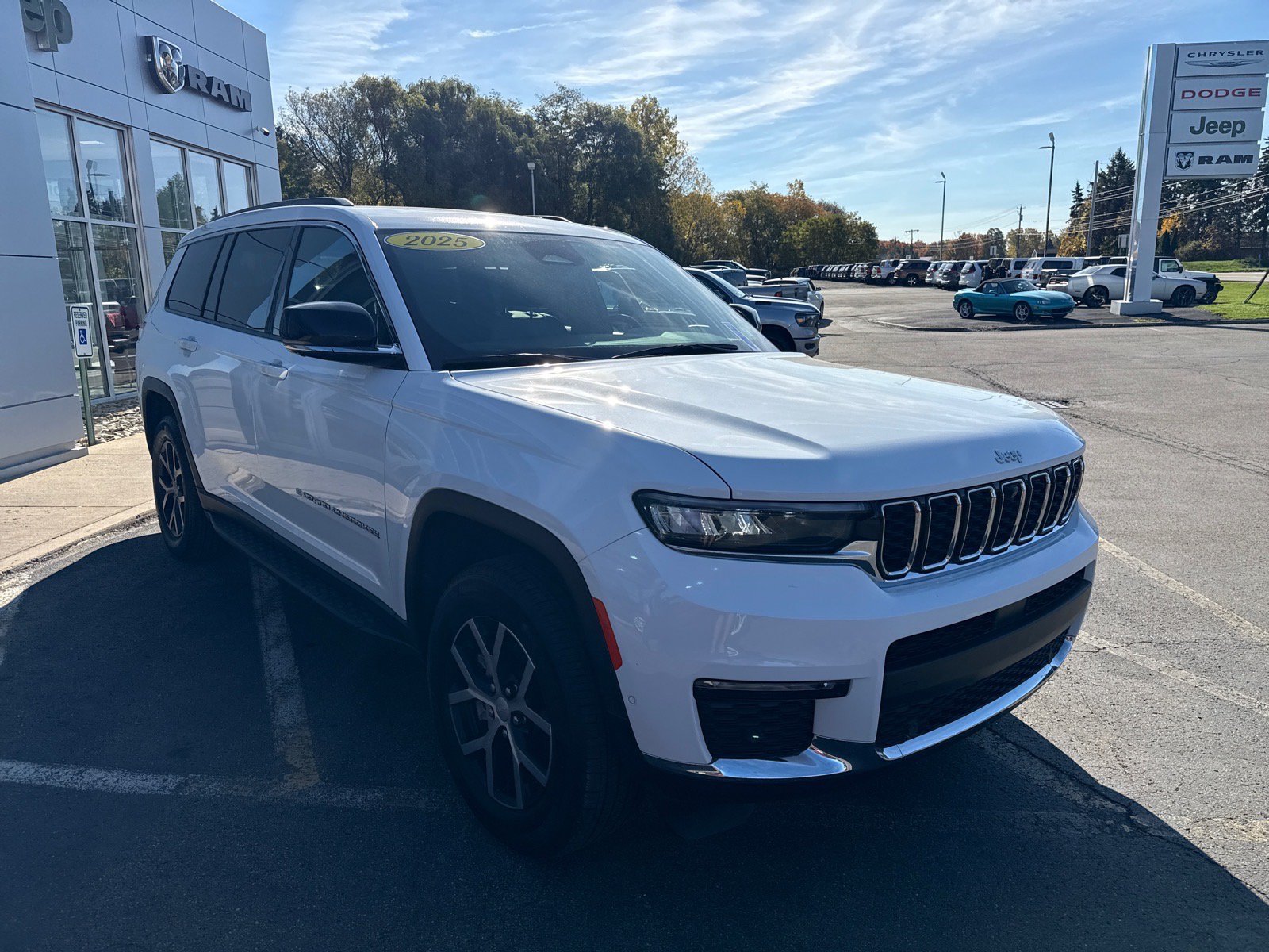 Used 2025 Jeep Grand Cherokee L Limited w/ Luxury Tech Group II AWD/4WD image 7