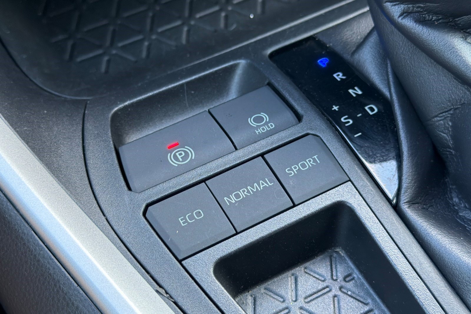 Used 2019 Toyota RAV4 LE w/ Carpet Mat Package FWD image 38