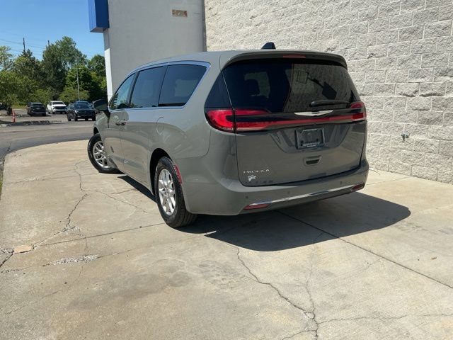 Used 2023 Chrysler Pacifica Touring-L FWD image 9