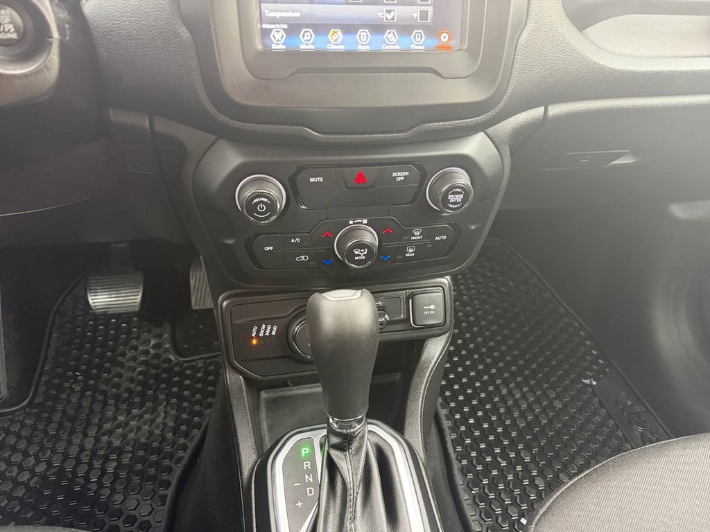 Certified 2020 Jeep Renegade Latitude w/ Cold Weather Group image 9