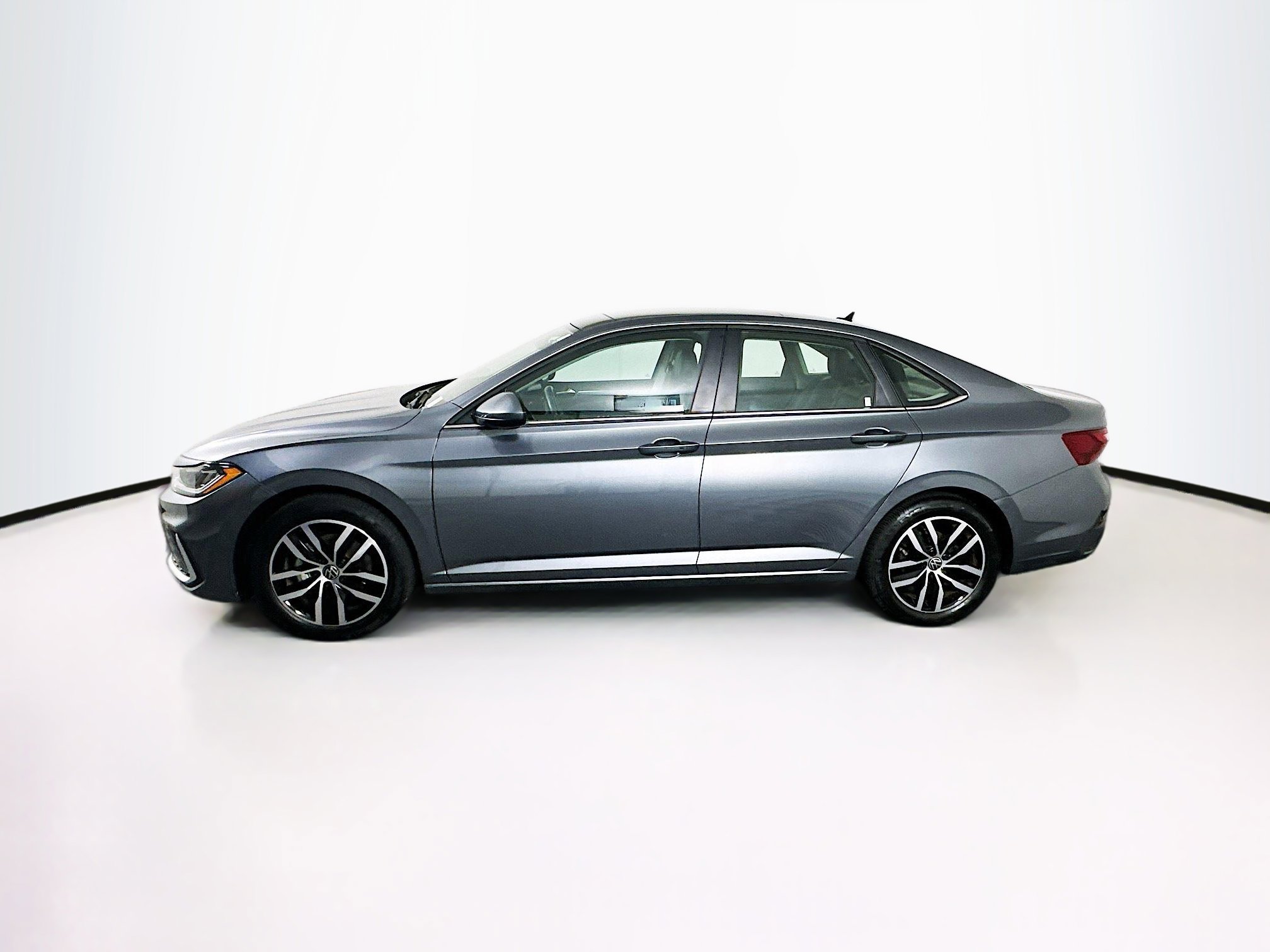 Used 2025 Volkswagen Jetta SE FWD image 4