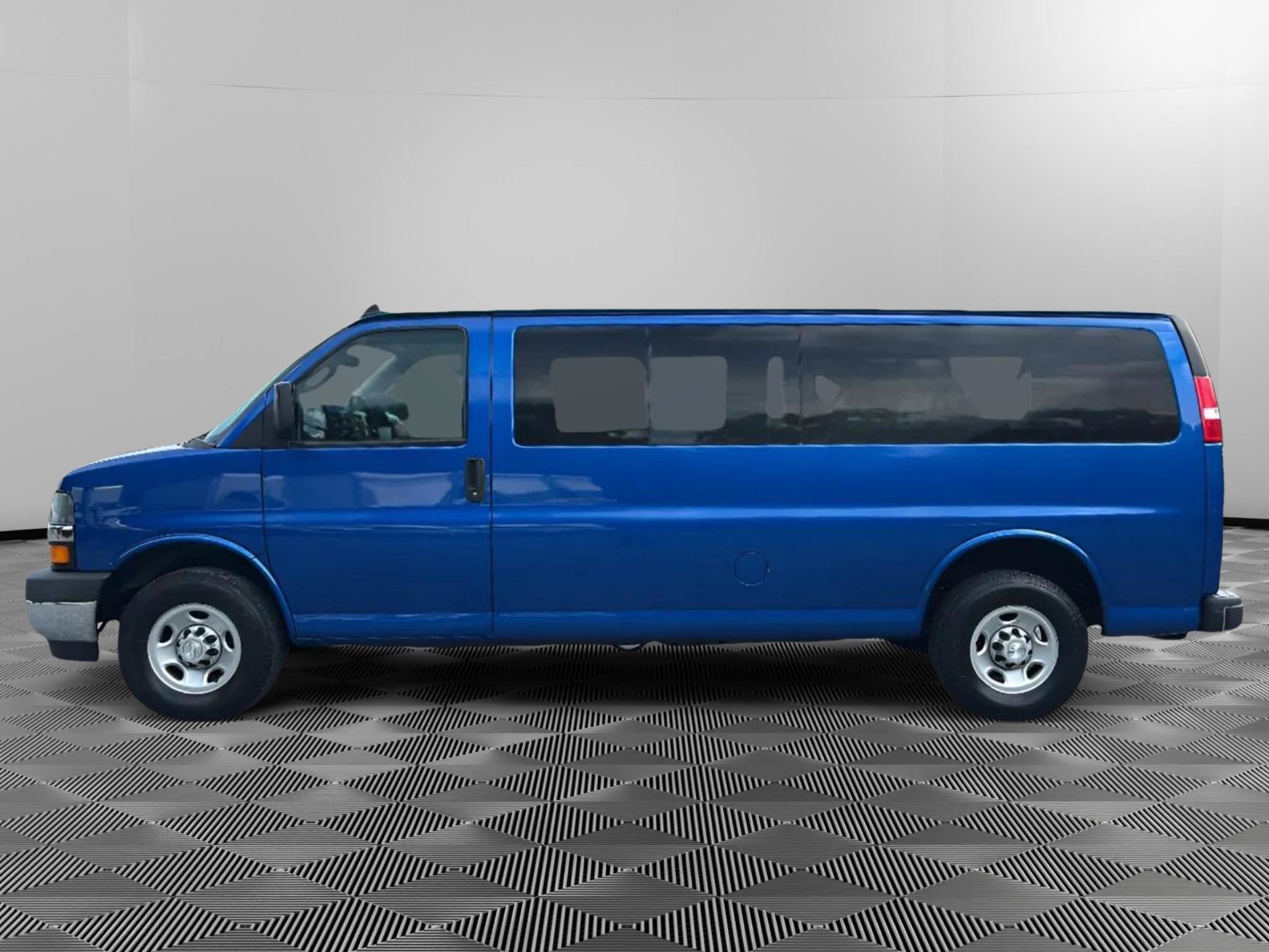 Used 2019 Chevrolet Express 3500 LS w/ Chrome Appearance Package RWD image 5