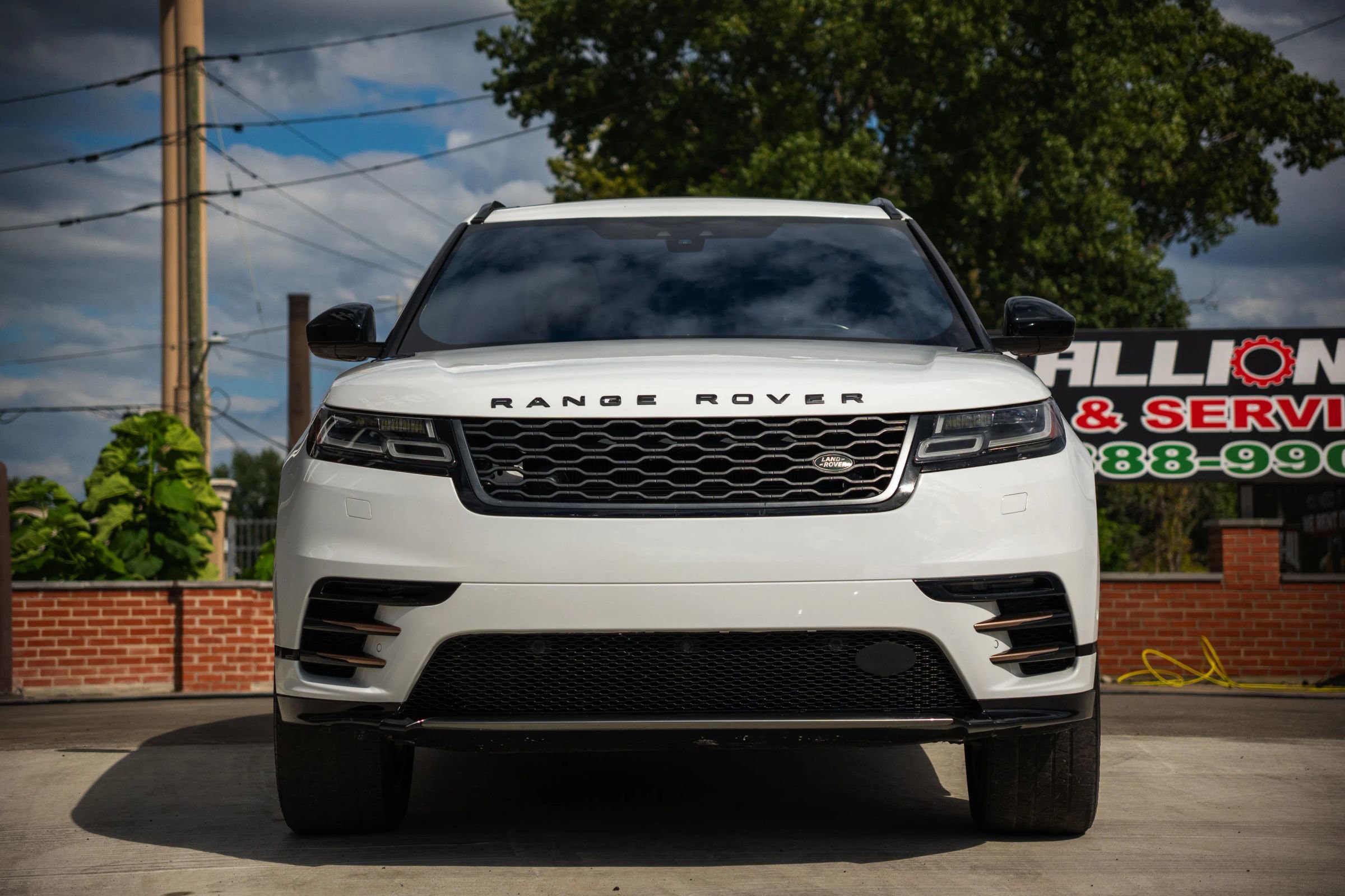 Used 2019 Land Rover Range Rover Velar R-Dynamic SE image 2