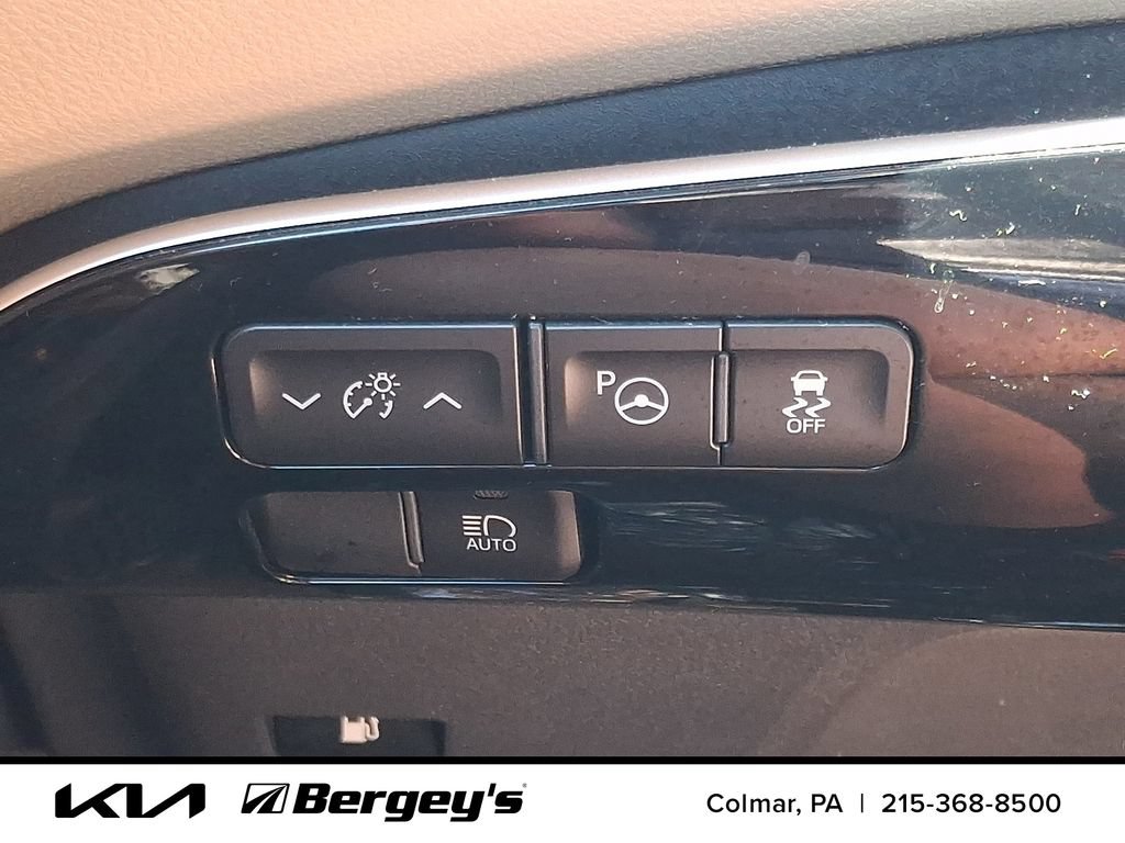 Used 2017 Toyota Prius Four FWD image 24