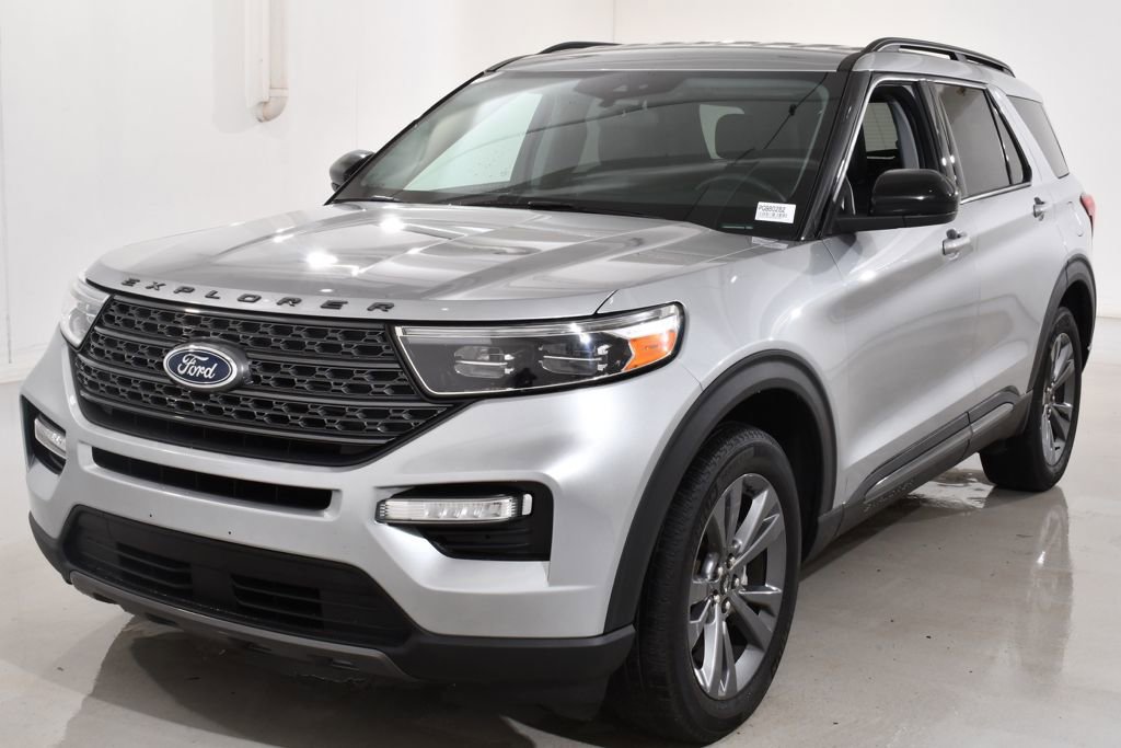 Used 2023 Ford Explorer XLT w/ Equipment Group 202A image 2