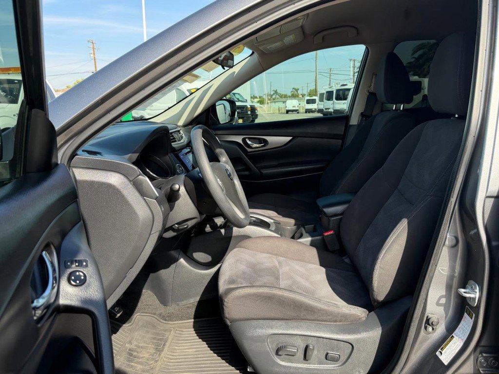 Used 2016 Nissan Rogue SV image 17