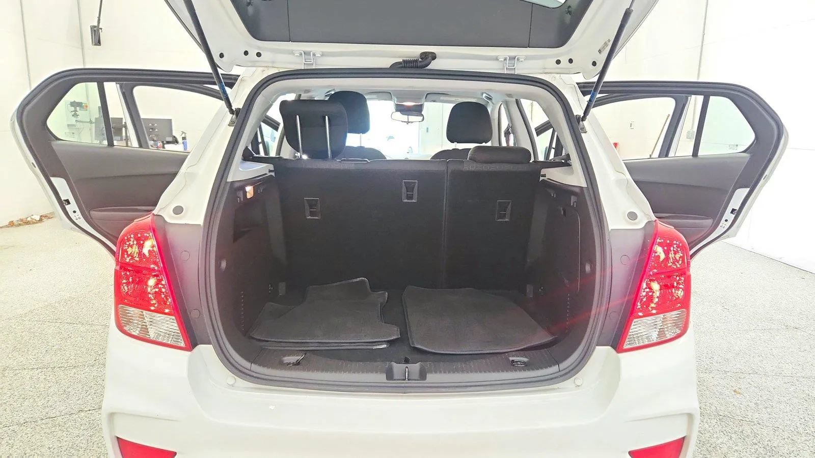 Used 2020 Chevrolet Trax LS FWD image 36