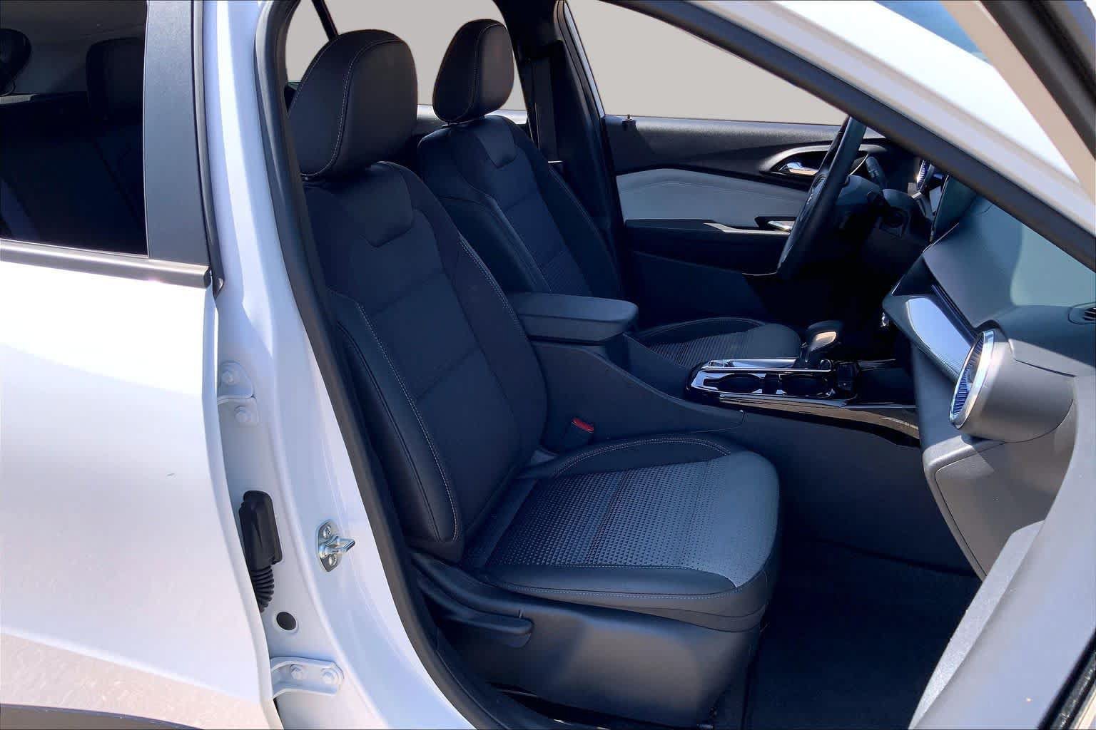 Used 2025 Chevrolet Trax LT FWD image 9
