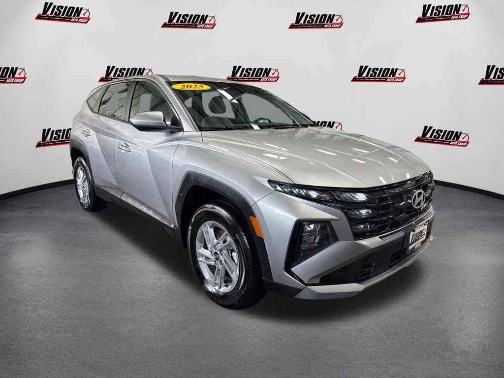 Certified 2025 Hyundai Tucson SE image 3