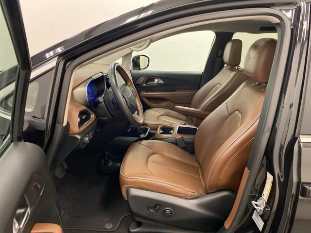 Used 2017 Chrysler Pacifica Limited w/ UConnect Theater Package FWD image 9