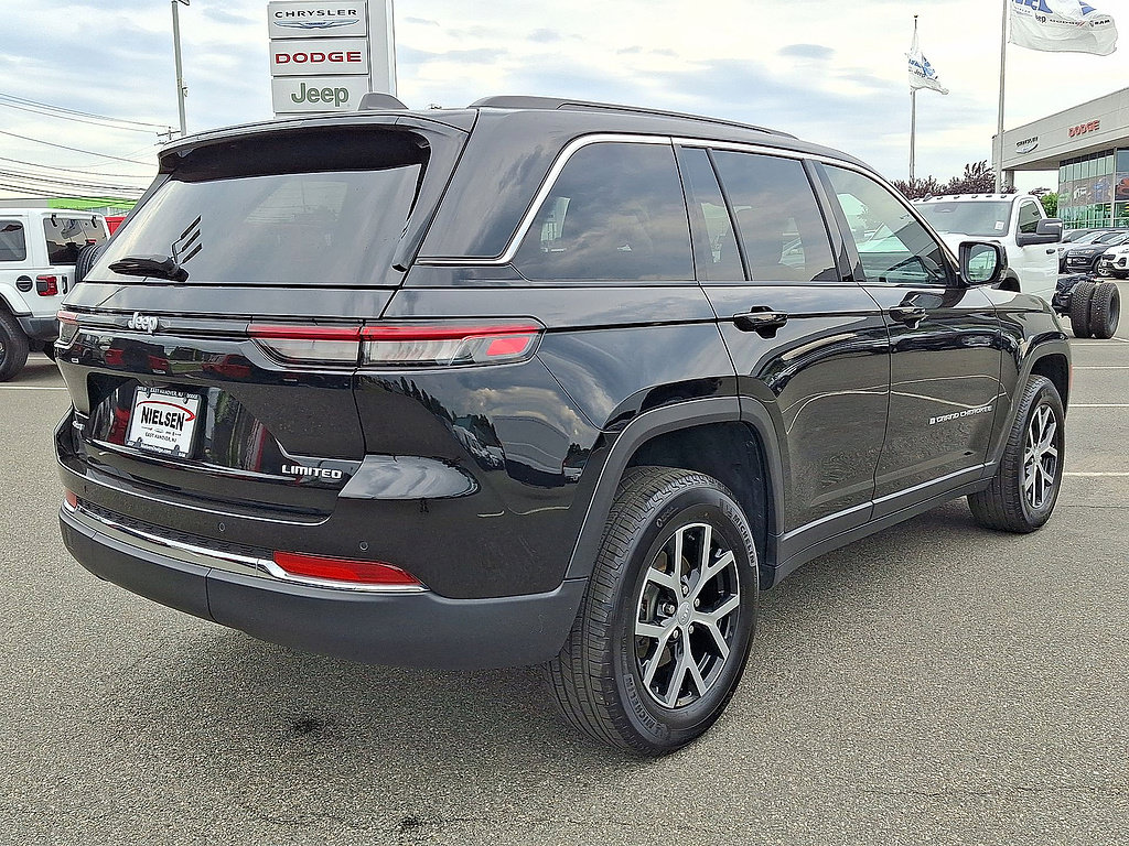 Used 2024 Jeep Grand Cherokee Limited AWD/4WD image 31