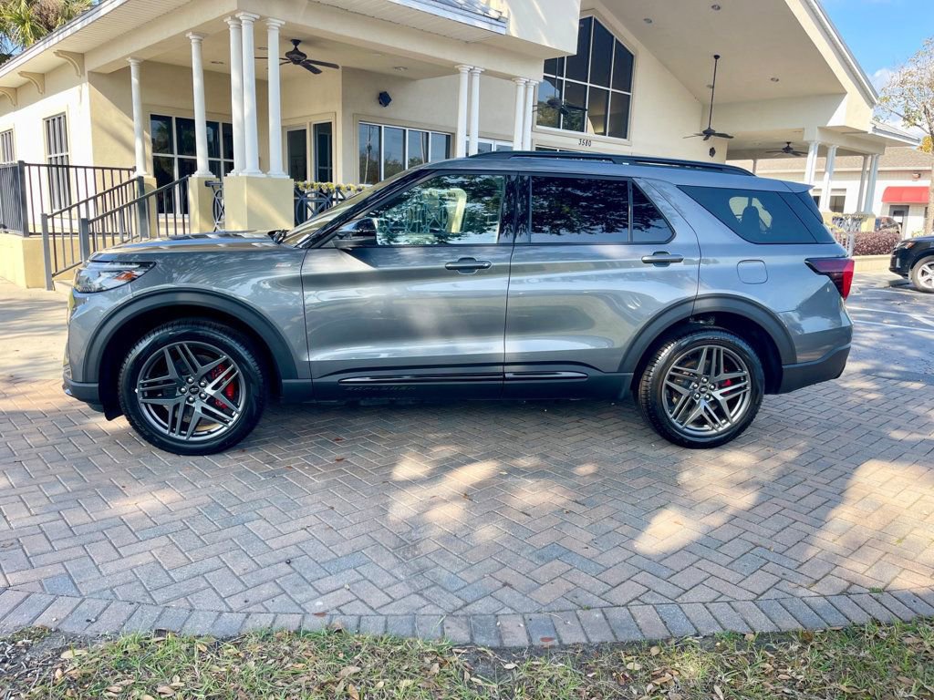 Used 2025 Ford Explorer ST-Line w/ ST-Line Street Pack image 2