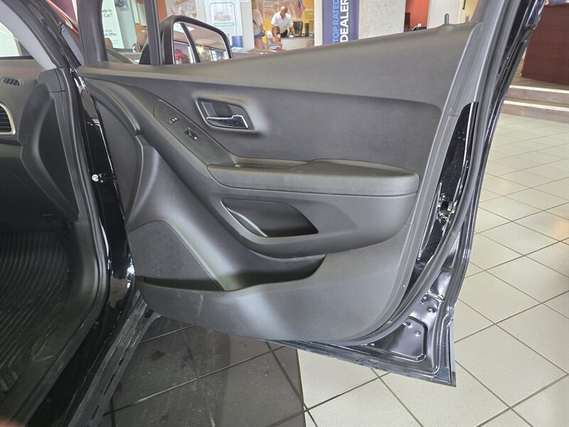 Used 2019 Chevrolet Trax LT w/ LT Convenience Package FWD image 12