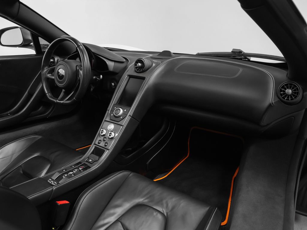 Used 2016 McLaren 675LT Spider RWD image 27