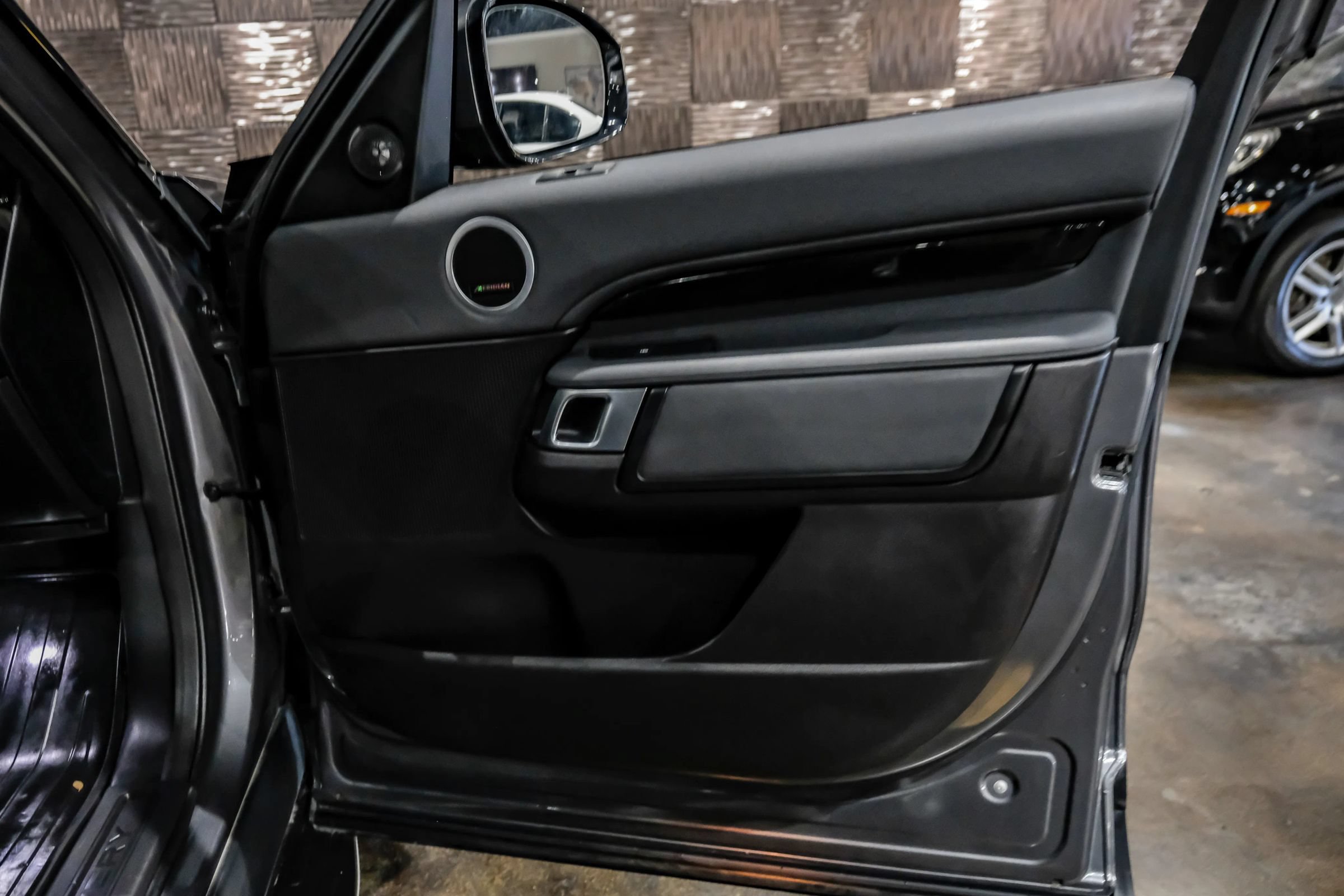 Used 2018 Land Rover Discovery SE AWD/4WD image 44