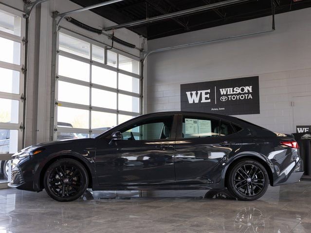 Used 2025 Toyota Camry SE image 1