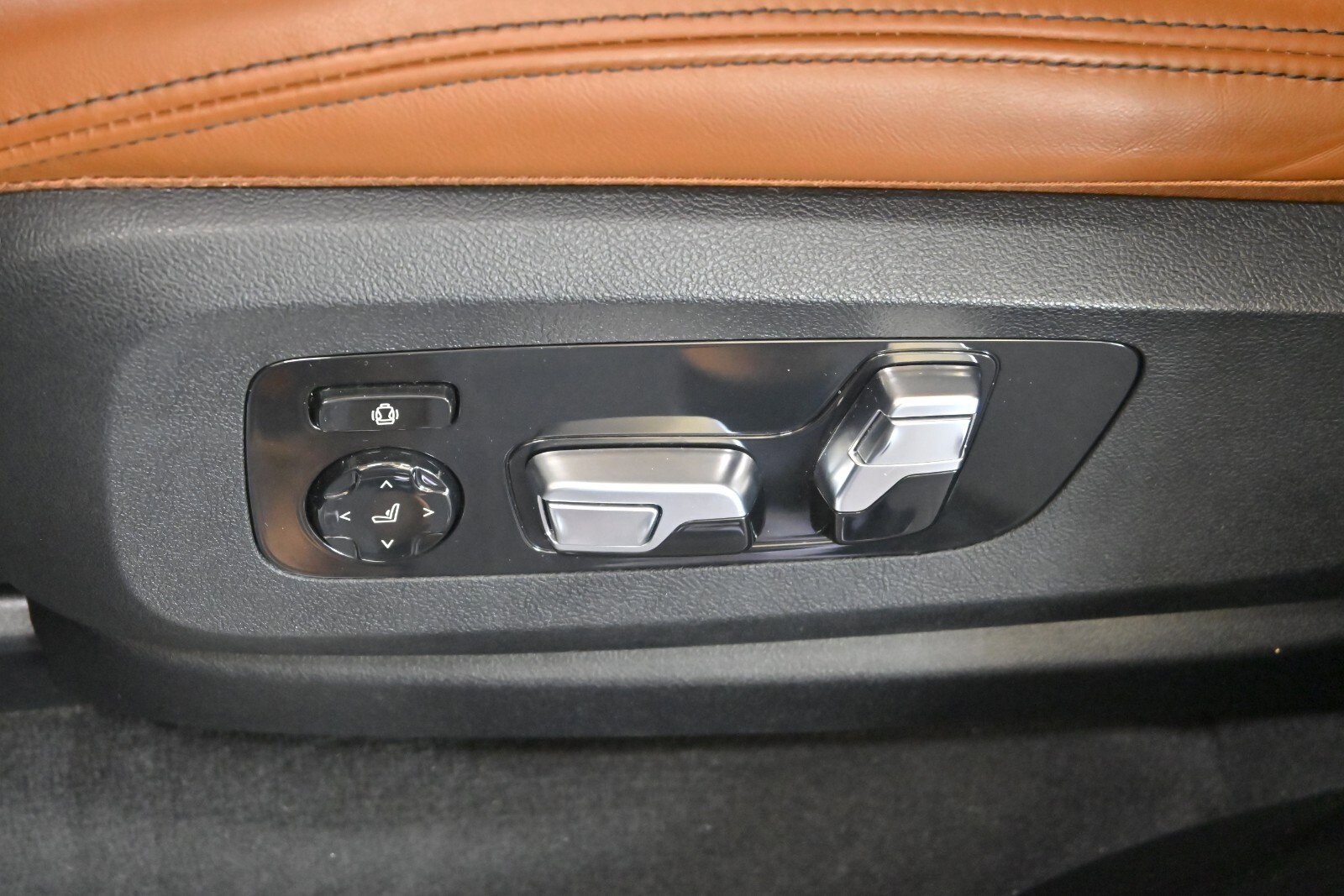 Certified 2023 BMW X7 xDrive40i w/ Executive Package image 11