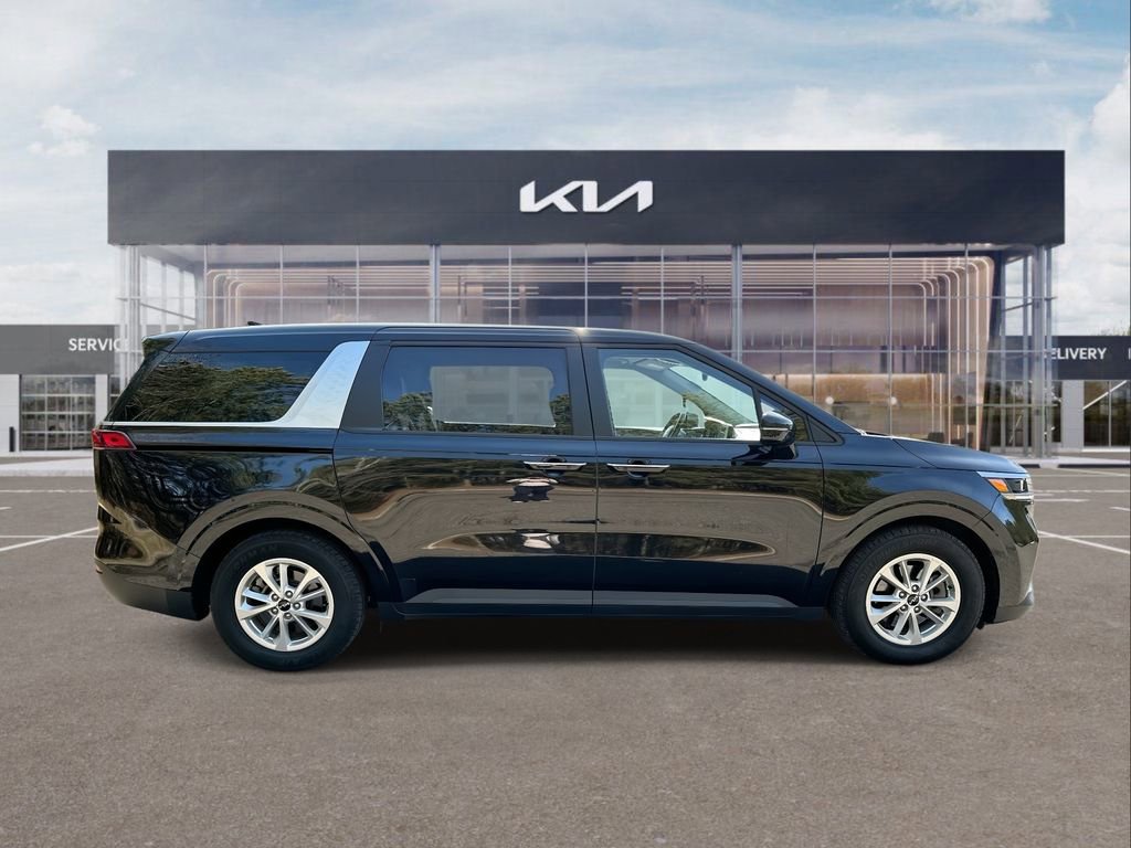 Used 2023 Kia Carnival LX image 9