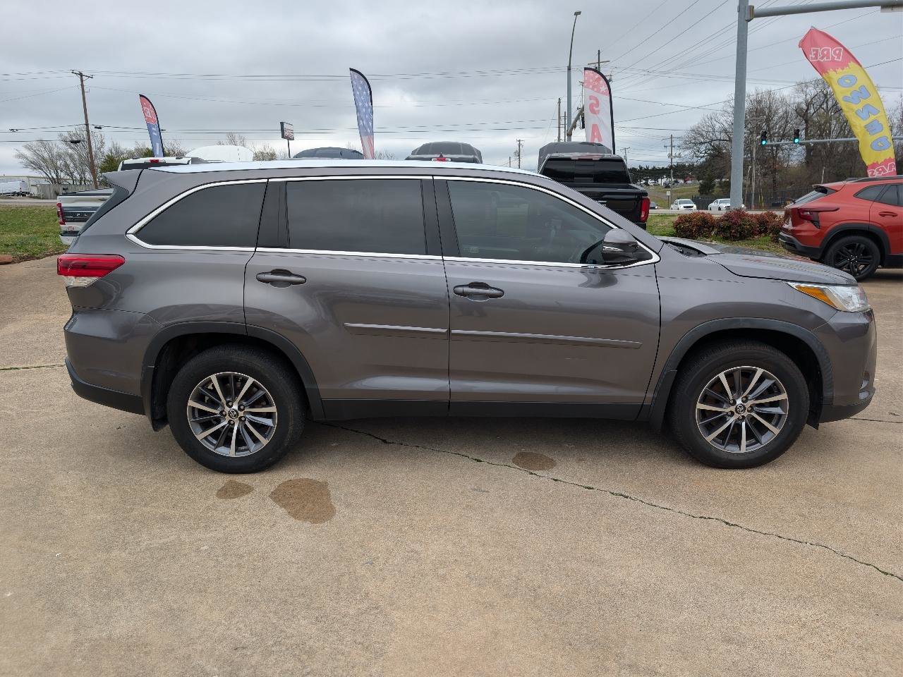 Used 2019 Toyota Highlander XLE AWD/4WD image 4