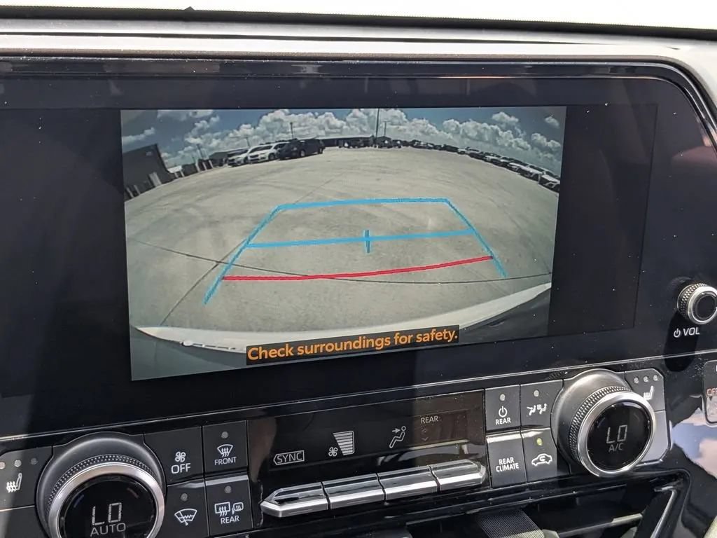 Used 2023 Toyota Highlander XLE FWD image 23