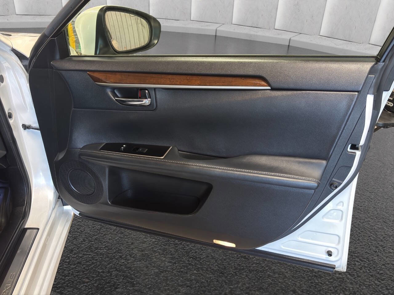 Used 2016 Lexus ES 350 w/ Navigation System Package FWD image 12