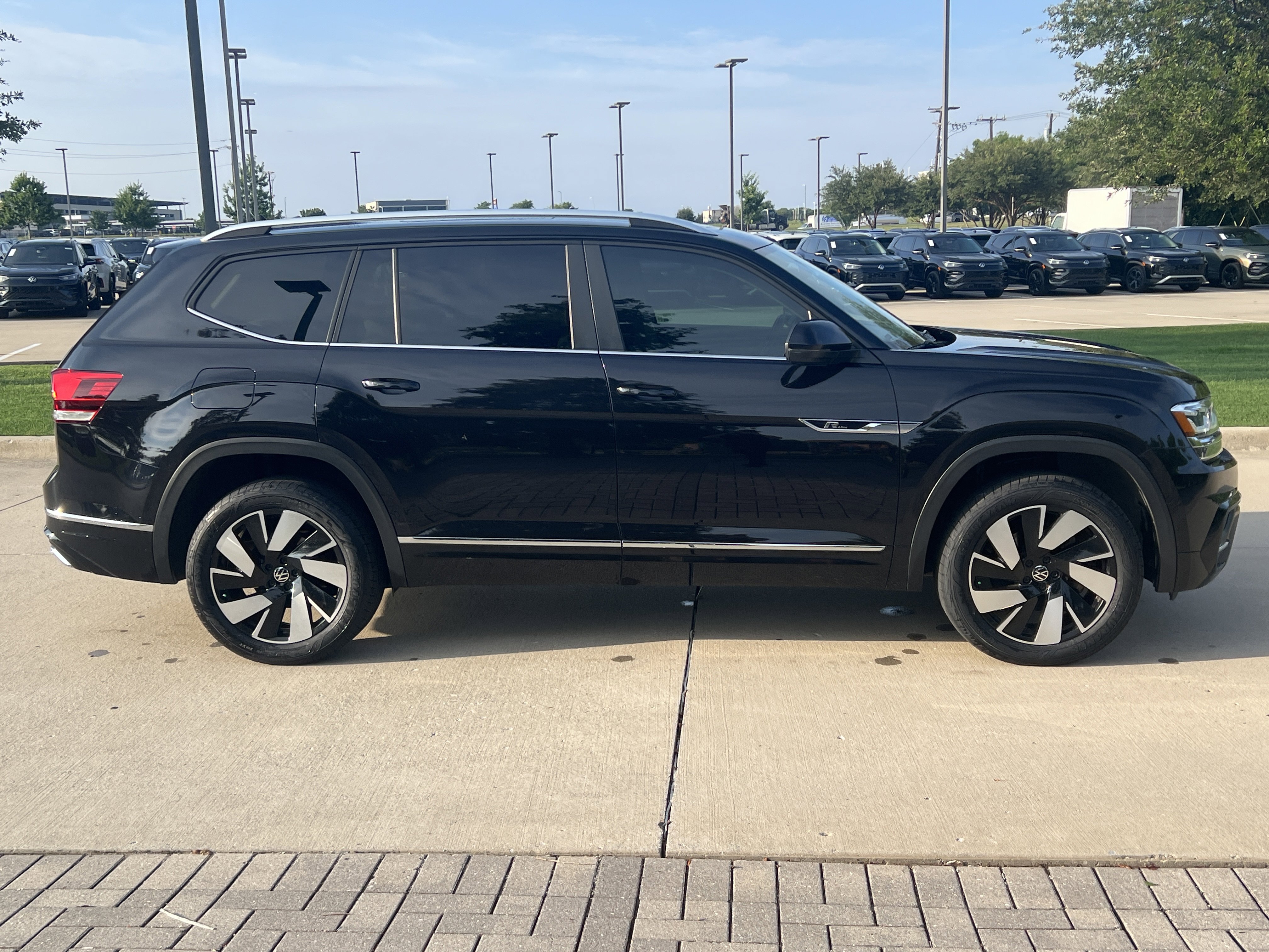 Used 2019 Volkswagen Atlas SE w/ Panoramic Sunroof Package FWD image 11