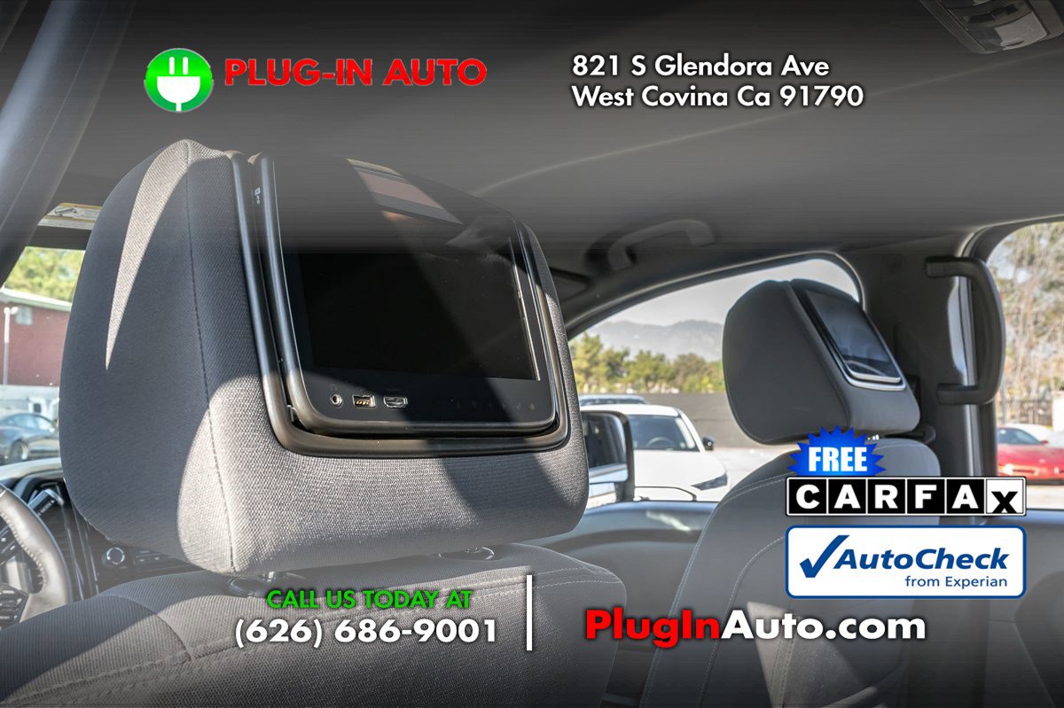 Used 2023 Nissan Titan SV w/ SV Convenience Package image 2