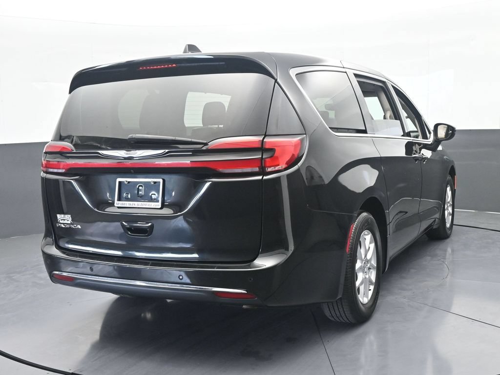 Used 2023 Chrysler Pacifica Touring-L FWD image 5