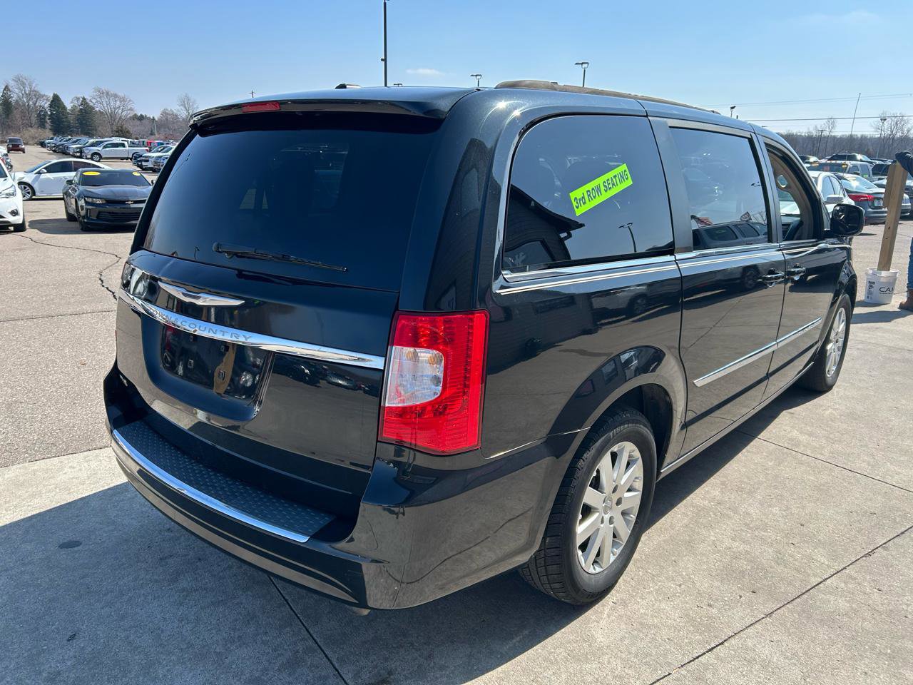 Used 2015 Chrysler Town & Country Touring image 5