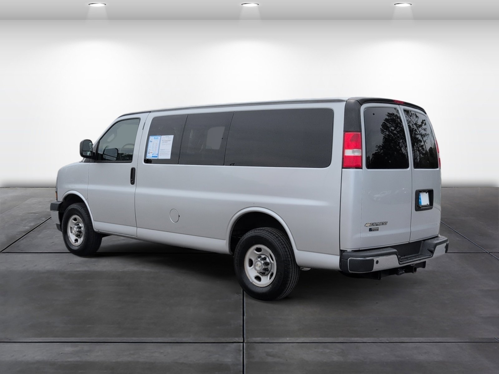 Used 2021 Chevrolet Express 3500 LT w/ LT Preferred Equipment Group RWD image 3