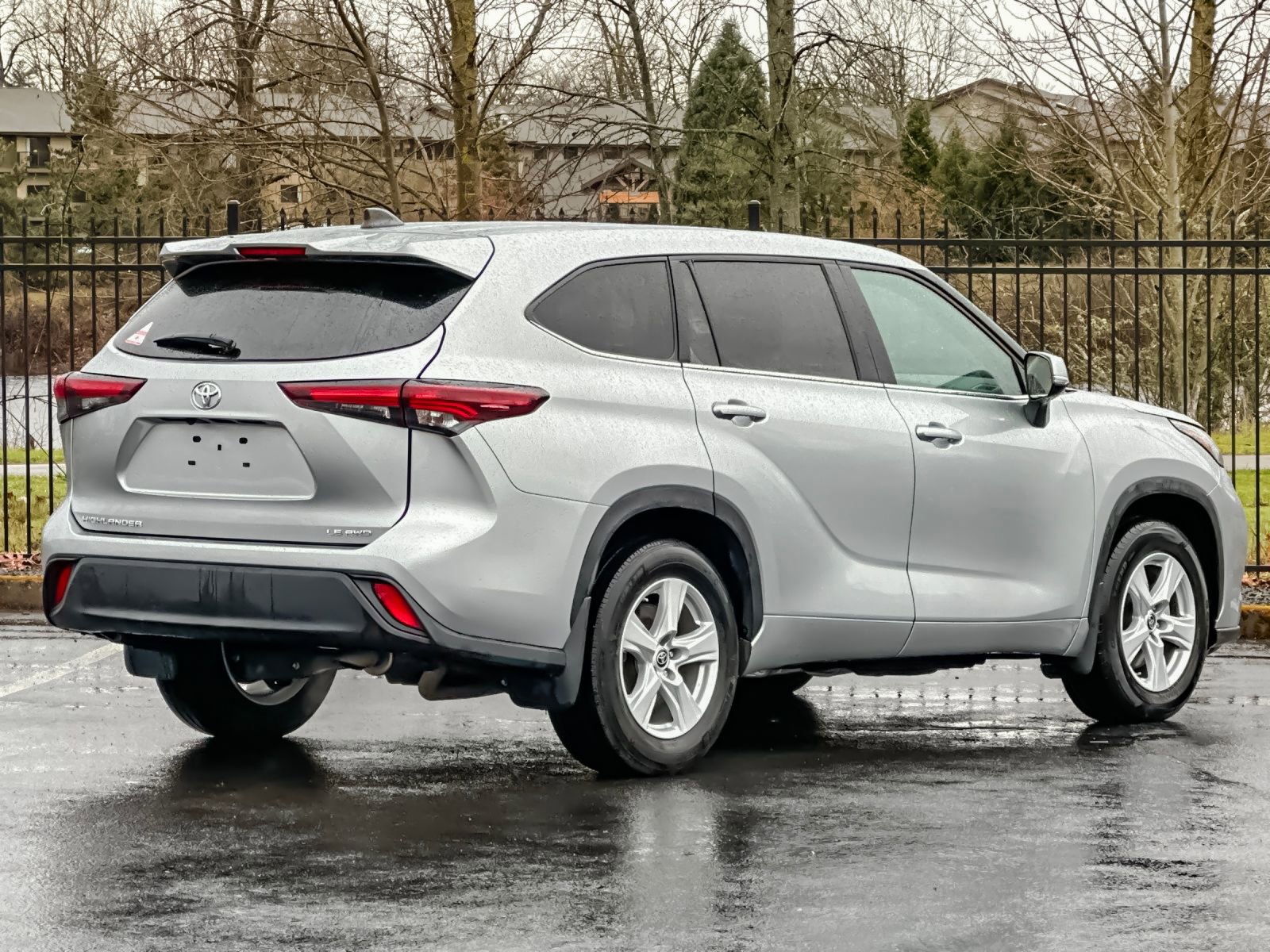 Used 2024 Toyota Highlander LE image 3