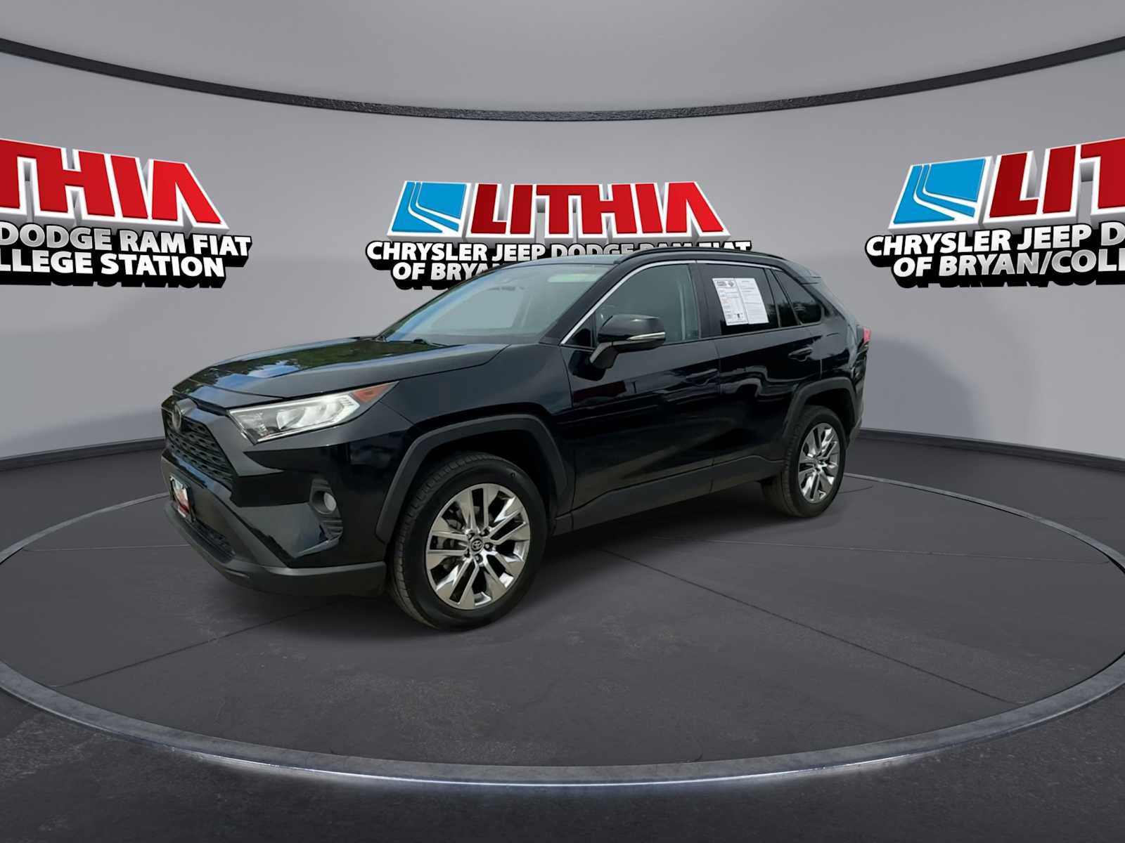 Used 2020 Toyota RAV4 XLE Premium FWD image 4