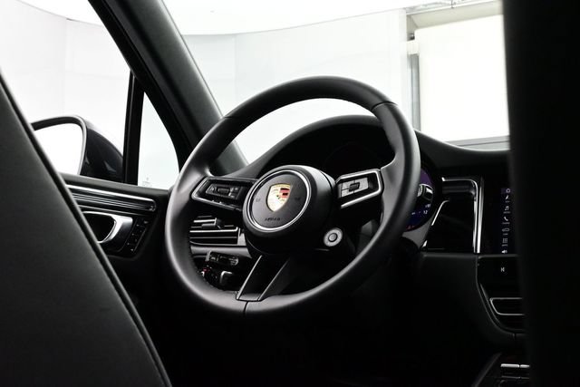 Certified 2025 Porsche Macan AWD/4WD image 20
