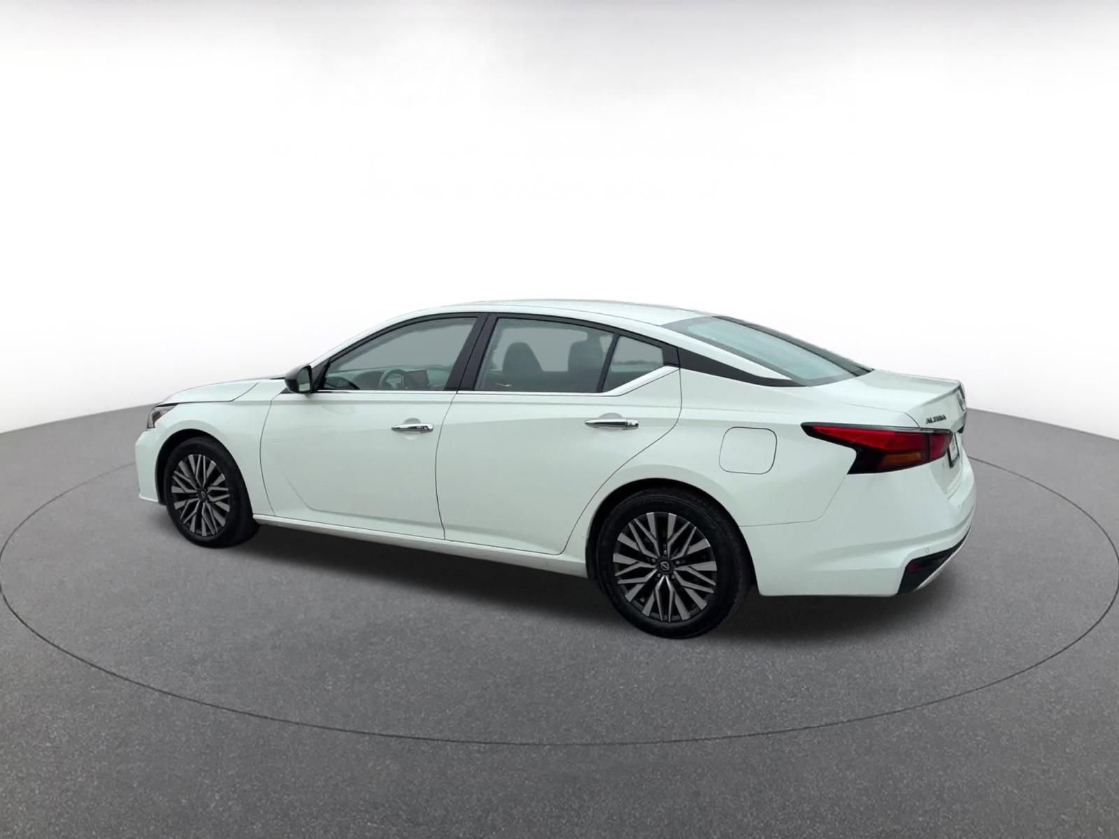 Used 2025 Nissan Altima 2.5 SV image 9