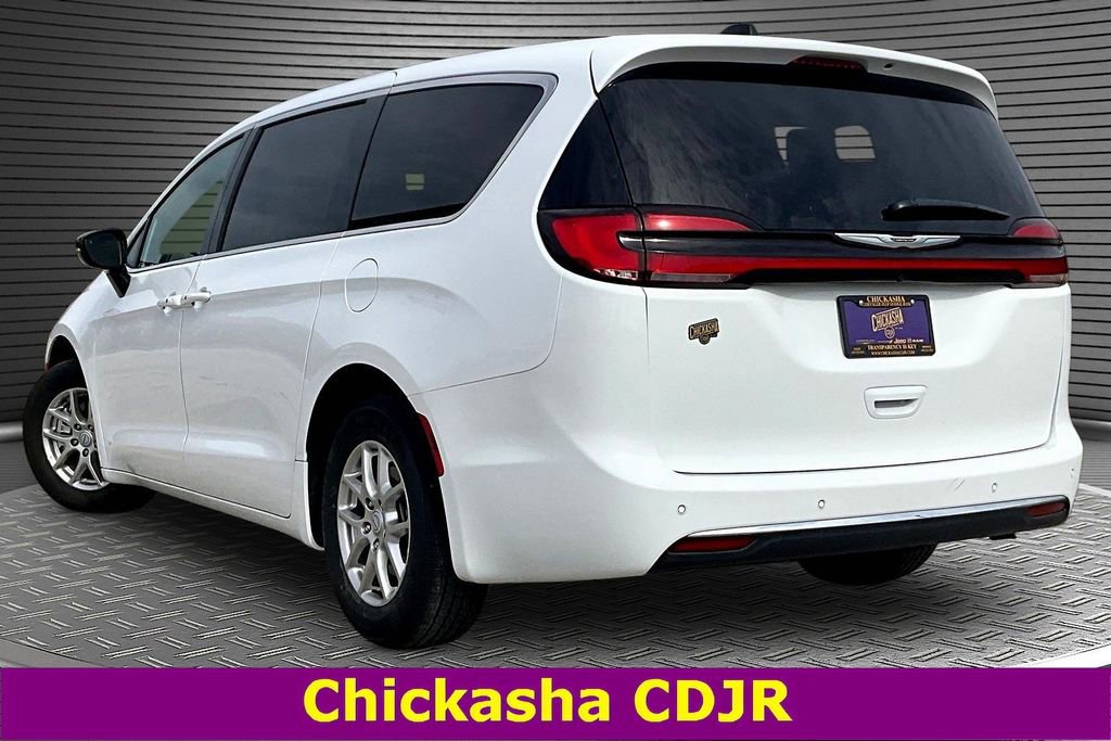 Used 2025 Chrysler Pacifica Select image 4