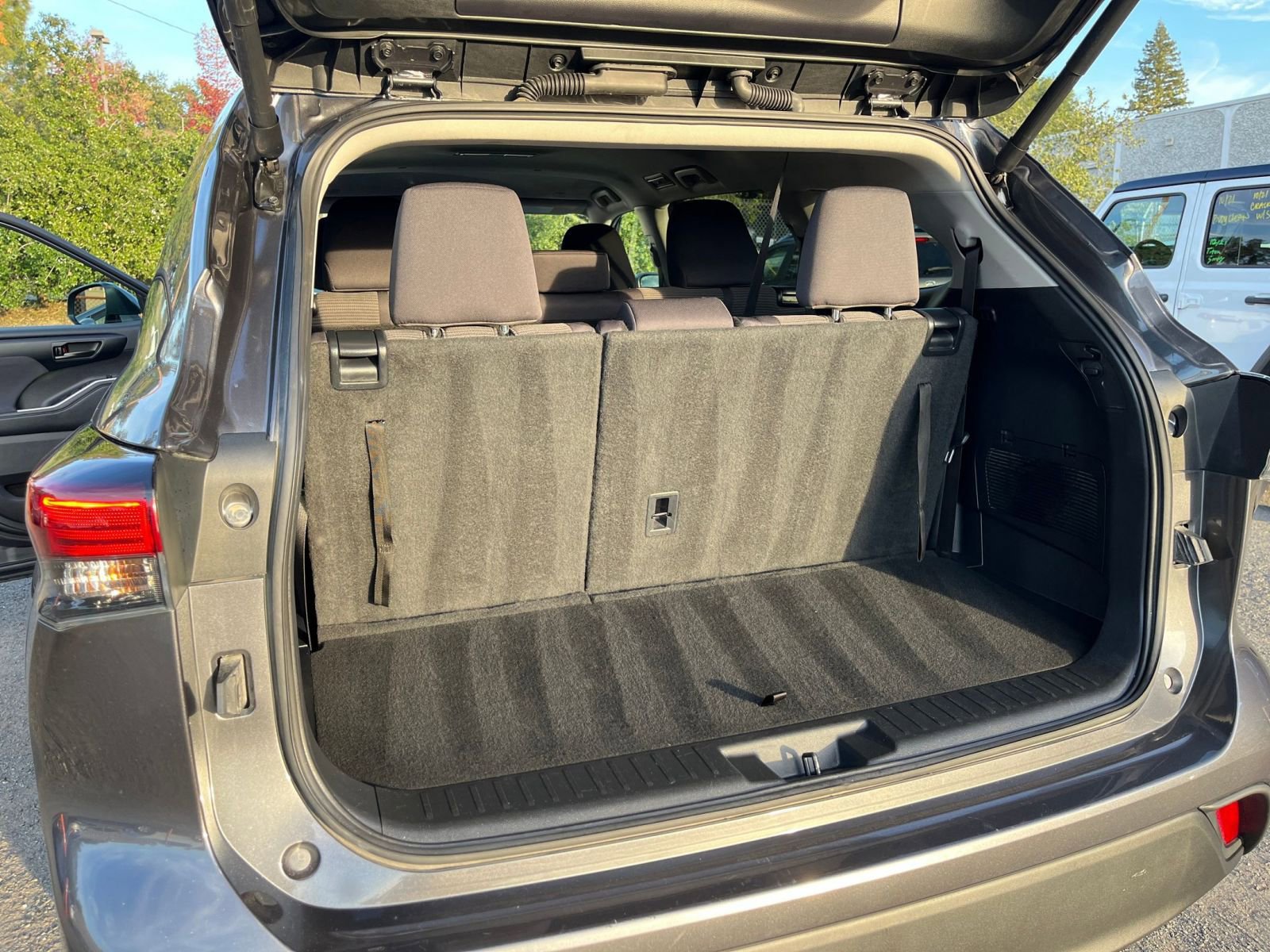 Used 2025 Toyota Highlander LE image 32