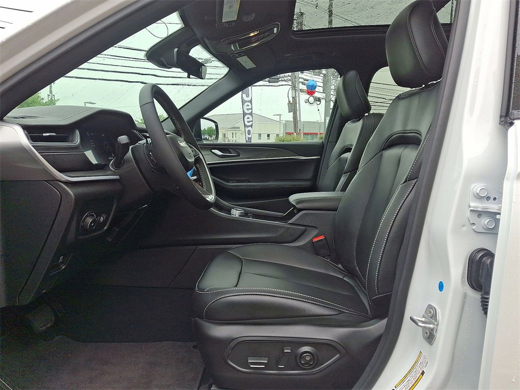 Certified 2025 Jeep Grand Cherokee Limited w/ Black Appearance Package image 11