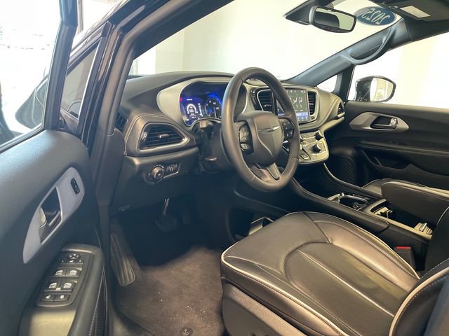 Used 2025 Chrysler Pacifica Limited FWD image 6