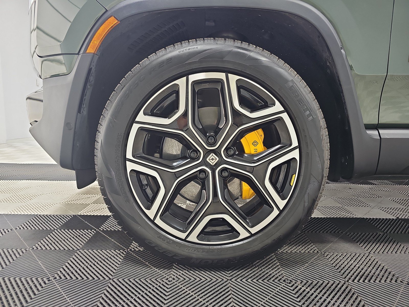 Used 2024 Rivian R1S Adventure AWD/4WD image 9