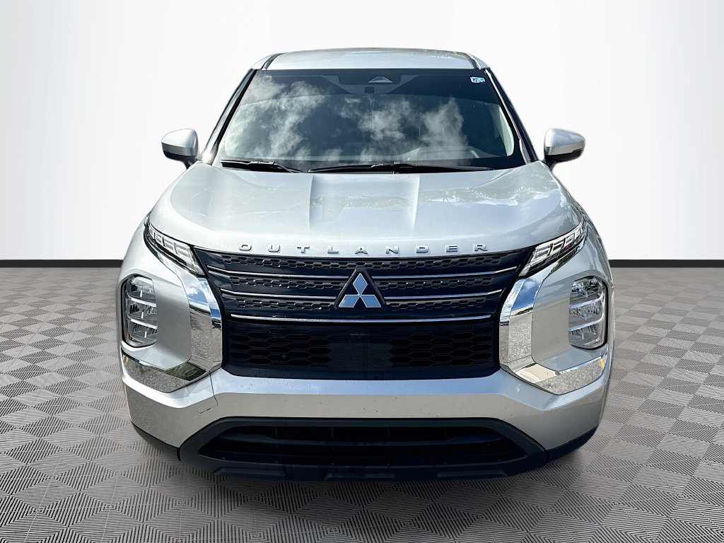 Used 2024 Mitsubishi Outlander ES FWD image 2